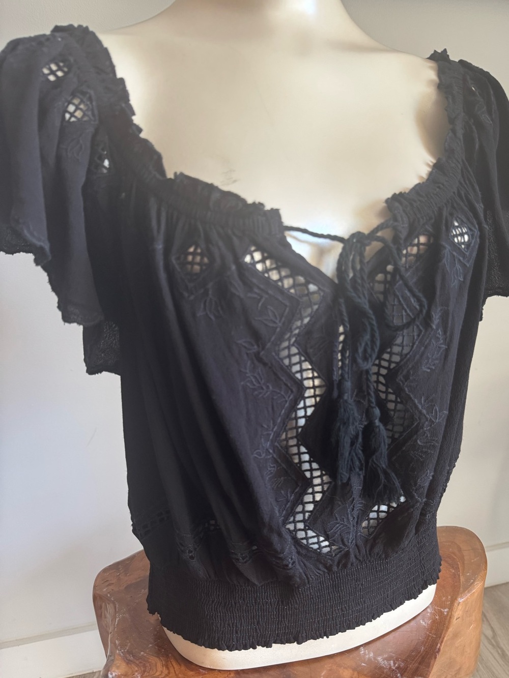 ASTR the Label Reyna Black Boho Off the Shoulder Embroidered Semi Crop Top Large - Picture 4 of 12
